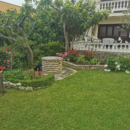 Nicole بيبينيا